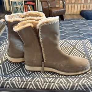 Toms Tan Winter Boots with Faux Fur Lining